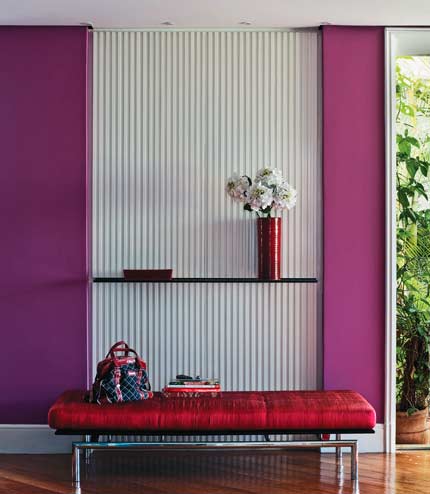 No hall entre os livings da casa de Laura, a decoradora Neza C&eacute;sar elegeu ou...