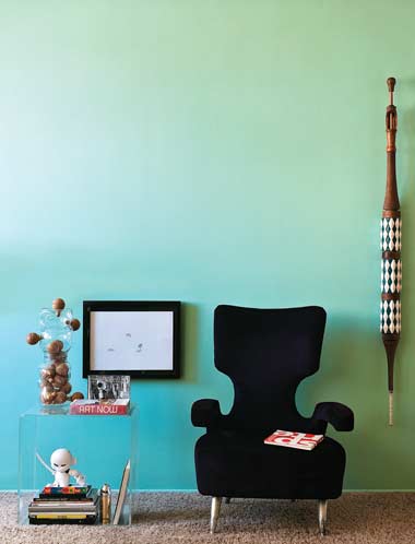 Em constante mudan&ccedil;a de cor, o apartamento do artista pl&aacute;stico Ricardo Teix...