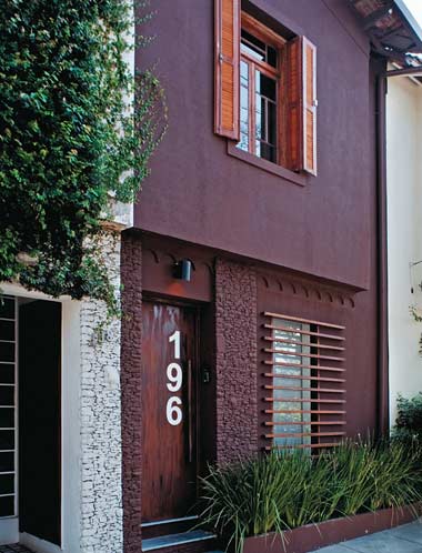 Este sobrado geminado pouco se diferenciava das demais casas vizinhas. A solu...