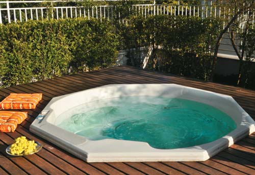 O modelo Mayorca, de acr&iacute;lico, comporta at&eacute; sete pessoas (2,30 m de di&acirc;met...