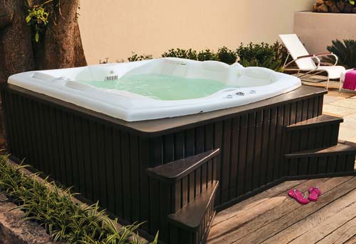 Com 2,05 x 2,02 m, este spa acomoda at&eacute; quatro pessoas. Feito de acr&iacute;lico, ...