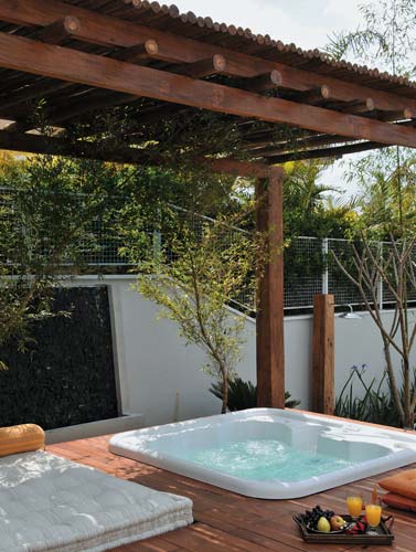 O spa Radiance para sete pessoas, de acrílico, mede 1,98 x 1,98 m e oferece ...