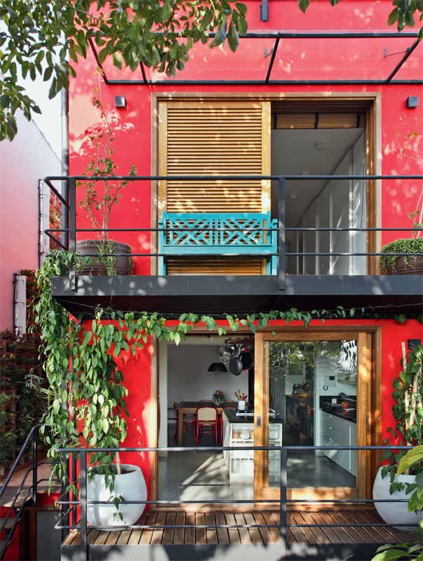 Projeto otimiza espaço e cria charmoso sobrado em terreno estreito de 6 m