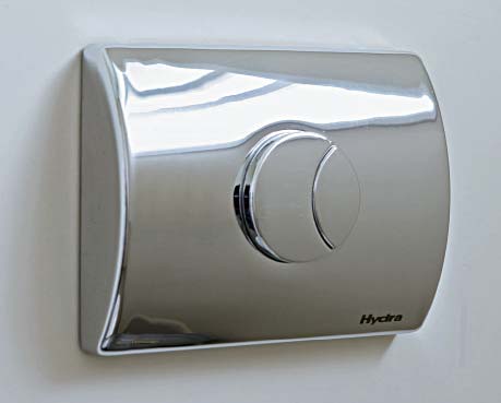 Na casa sustentável, em todos os banheiros, a válvula de descarga tem siste...