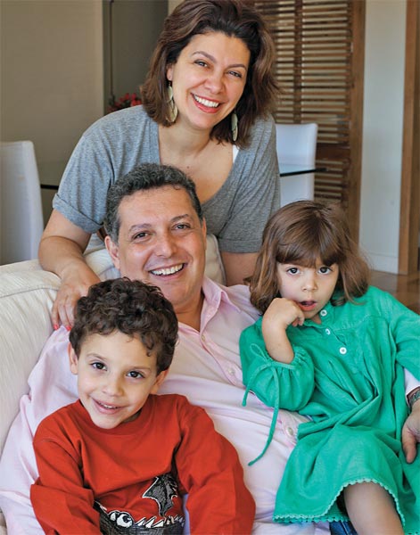 Rozana Ouro, atriz e decoradora de Curitiba, o marido Flávio e os filhos Gab...