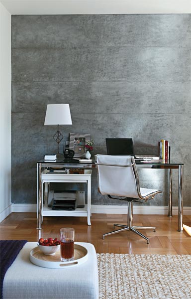 Acabamento artesanal. Sem o lavabo, a sala cresceu e acomodou um escri...