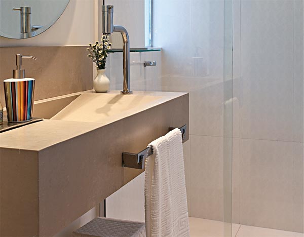 Bancada moderna. Para ganhar espa&ccedil;o, este banheiro foi repaginado mil...