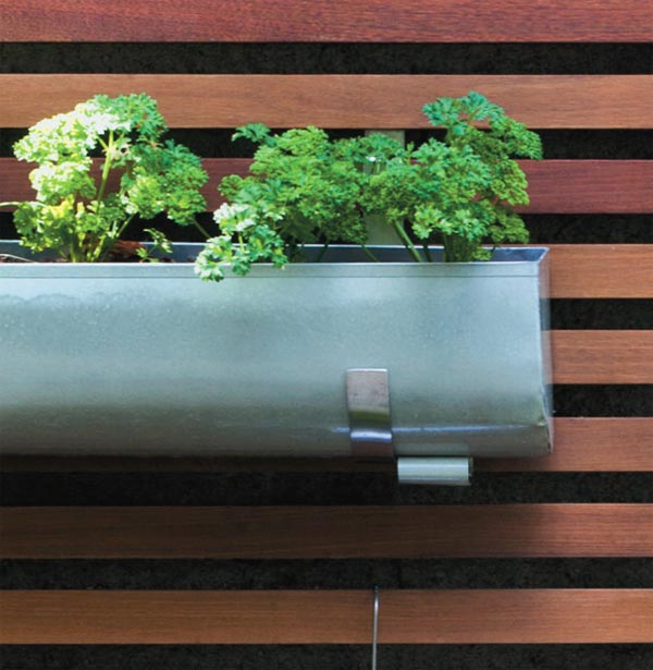 Ganchos de aço inox penduram as jardineiras de chapa de zinco (0,55 x 0,15 x...
