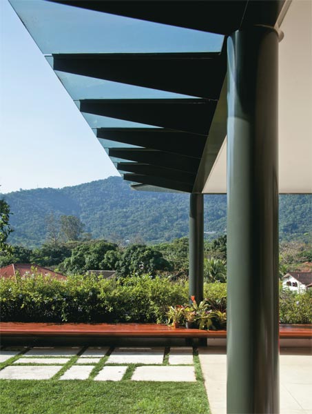 O beiral do terraço nesta casa no Rio de Janeiro pedia um material transpare...