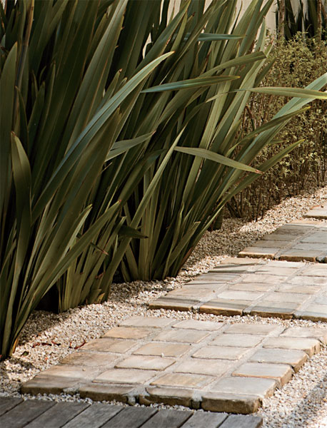 2. Pe&ccedil;as de quartzito de 15 x 15 cm formam as placas de 60 x 60 cm do caminh...