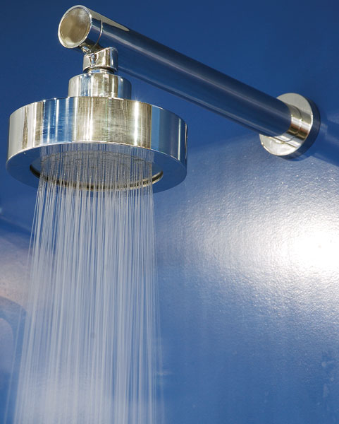 A ducha de latão cromado Deca Life apresenta uma tecnologia capaz de retirar...