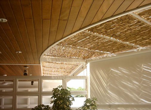 Para fechamento, foi utilizado toldo branco. Estrutura em alumínio e policarbonato da RM Serralheria, aplicação de Bambu da Boobamboo e toldos da Arthur Decorações. Para fechamento, foi utilizado toldo branco. Estrutura em alumínio e policarbonato da RM Serralheria, aplicação de Bambu da Boobamboo e toldos da Arthur Decorações.