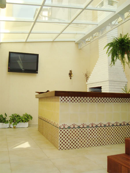 No projeto antigo, a churrasqueira tinha cobertura de telha de barro. Com a reforma, a arquiteta Fernanda Polizelli Hoffman removeu essa cobertura, pintou a churrasqueira de branco, abriu o vão que a interliga com a sala e cobriu todo o fundo com um pergolado metálico retrátil. Assim, melhorou a ventilação e a iluminação natural. No projeto antigo, a churrasqueira tinha cobertura de telha de barro. Com a reforma, a arquiteta Fernanda Polizelli Hoffman removeu essa cobertura, pintou a churrasqueira de branco, abriu o vão que a interliga com a sala e cobriu todo o fundo com um pergolado metálico retrátil. Assim, melhorou a ventilação e a iluminação natural.
