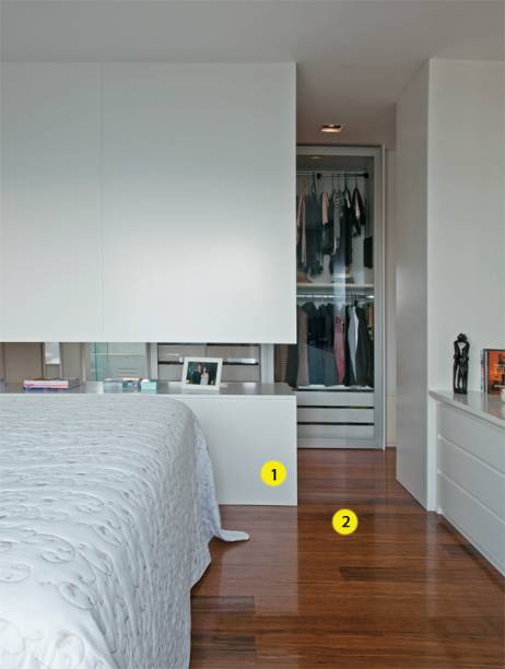 Quarto 1. 1. De madeira laqueada branca, o fundo do armário (Marcenaria Trettel) divide o quarto do closet. O rasgo de 45 cm de altura entre as partes inferior e superior permite a passagem de luz natural e cria um apoio para objetos. 2. Para o piso, uma opção ecológica e fácil de instalar: réguas de bambu, que são coladas no contrapiso. Da Pau-Pau Pisos de Madeira, as lâminas aparecem aqui em dois comprimentos (0,90 e 1,85 m), 12,5 cm de largura e 1,5 cm de espessura. Já vêm pigmentadas, tratadas e protegidas com verniz à base de água.