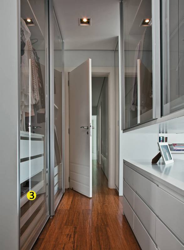 Quarto 1. 3. As portas de vidro, de correr, d&atilde;o leveza ao conjunto e mostram o interior dos arm&aacute;rios. Para a moradora, visualizar as pe&ccedil;as facilita a escolha do fgurino.