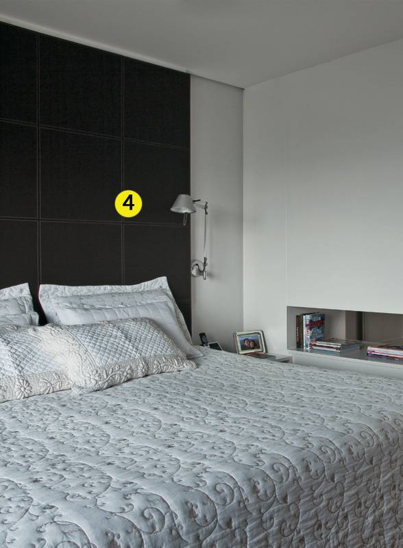 Quarto 1. 4. O painel de couro do tipo sola (Turcatto) faz mais do que substituir a cabeceira &ndash; ele forra toda a parede atr&aacute;s da cama, conferindo modernidade ao ambiente.