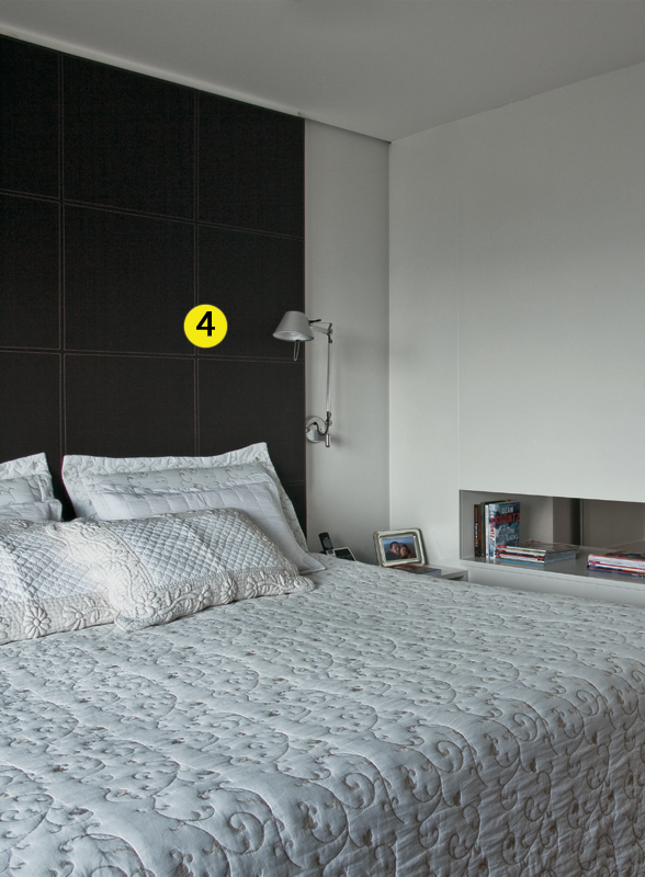 Quarto 1. 4. O painel de couro do tipo sola (Turcatto) faz mais do que substituir a cabeceira – ele forra toda a parede atrás da cama, conferindo modernidade ao ambiente.