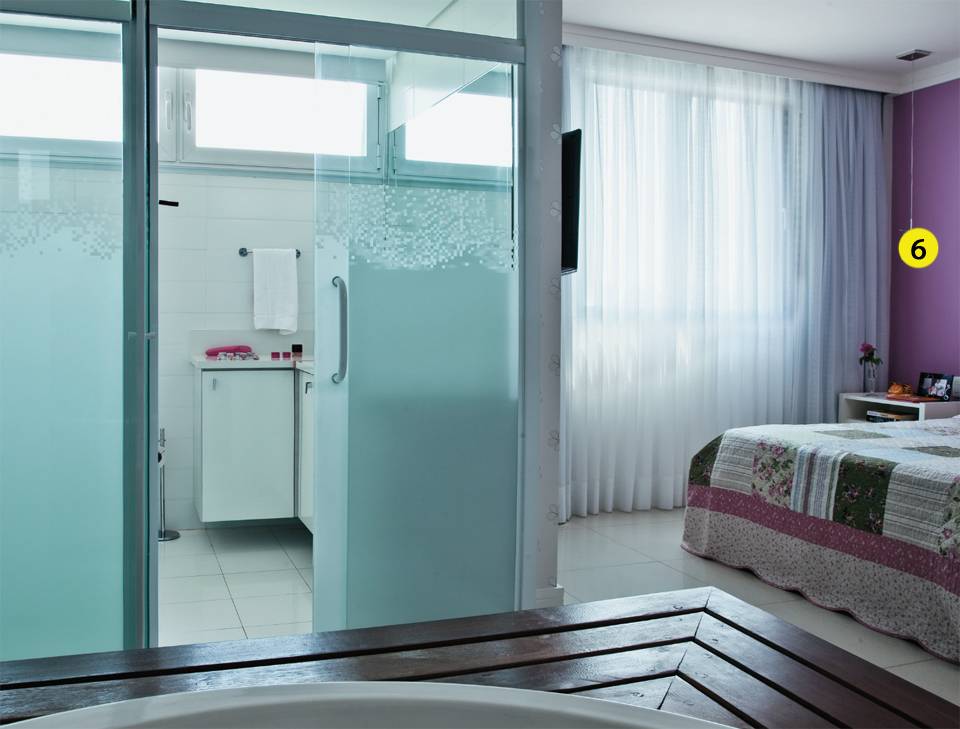 Quarto 2. 6. a parede da cabeceira (Sherwin- Williams, ref. sw 6289) segue a cor da cer&acirc;mica usada perto da banheira.