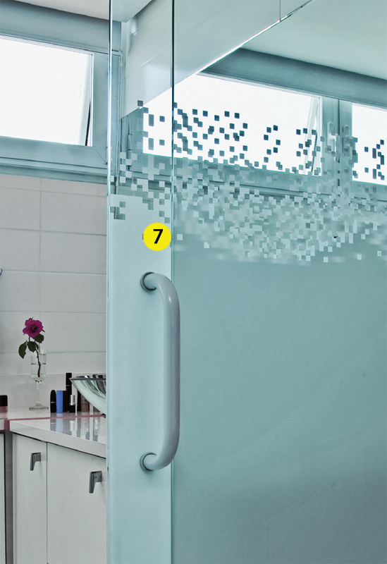 Quarto 2. 7. portas adesivadas, até 1,50 m lisas e acima disso quadriculadas, preservam a privacidade de quem está no banheiro.