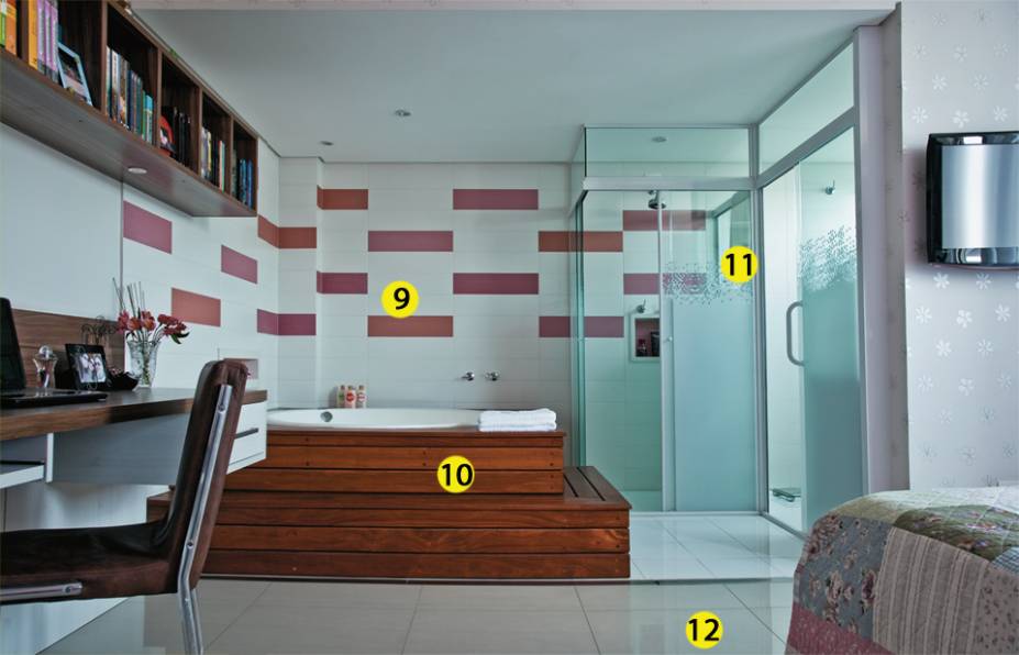 Quarto 2. 9. as paredes ao redor da banheira levam cerâmica de 15 x 66 cm (portobello). 10. de cumaru, o deck da banheira (ambos da Bella telha) resiste à umidade. 11. na área do boxe, a janela basculante (Vidros Regina) voltada para o banheiro impede que o vapor invada o quarto. 12. o ralo linear de alumínio delimita os ambientes e escoa a água. no quarto, piso de porcelanato (45 x 45 cm) da Recesa. em todo o banheiro, cerâmica de 30 x 30 cm da portobello.
