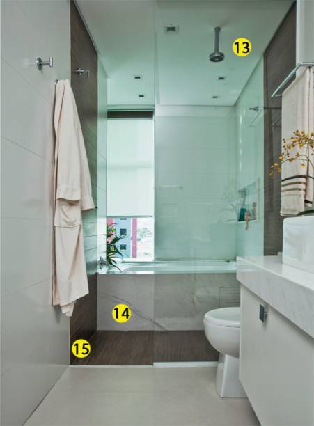 Quarto 3. 13. Instalada no teto, a ducha Acqua Plus (Deca) proporciona um banho com efeito cascata (já que a água cai diretamente sobre a cabeça). Se o ponto hidráulico for na parede, basta subir a tubulação e fxá-la na laje. Nesse caso, é preciso prever um rebaixo no gesso de 15 cm para esconder os canos. 14. O banheiro ganhou espaço porque a hidro (Bella Telha) avançou em parte da varanda. Ao lado dela há uma foreira, também vista do quarto. 15. Para delimitar a área de banho, o porcelanato Savia SP (Roca), de 14,5 x 120 cm, reveste piso e paredes.