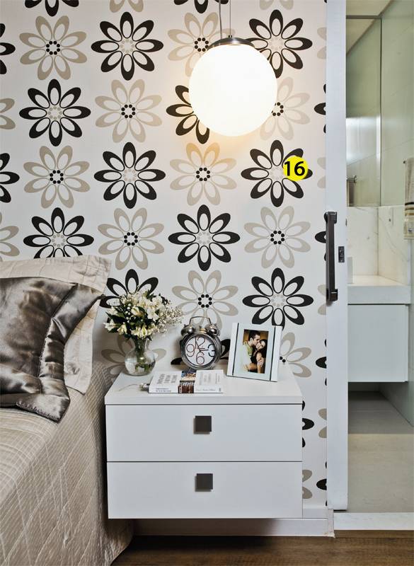 Quarto 3. 16. A porta de correr otimiza espa&ccedil;o e integra o quarto ao banheiro.