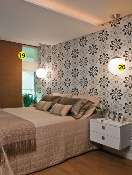 Quarto 3. 19. Na parede, tinta com textura de camurça (Suvinil, cód. E168). 20. Globos com lâmpada do tipo PL, leds embutidos no requadro de gesso acima da cama e minidicroicas no teto servem para leitura, ver TV e usar o laptop. Luminárias da Star Light.