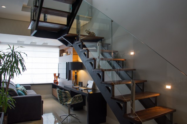 O ambiente, projetado pela arquiteta Aline Dal´Pizzol, para uma residência em Porto Alegre (RS), tem duas funções: sala de tv e home office. Com 19 m², o espaço é preenchido pelas cores preto, cinza, turquesa e bege.