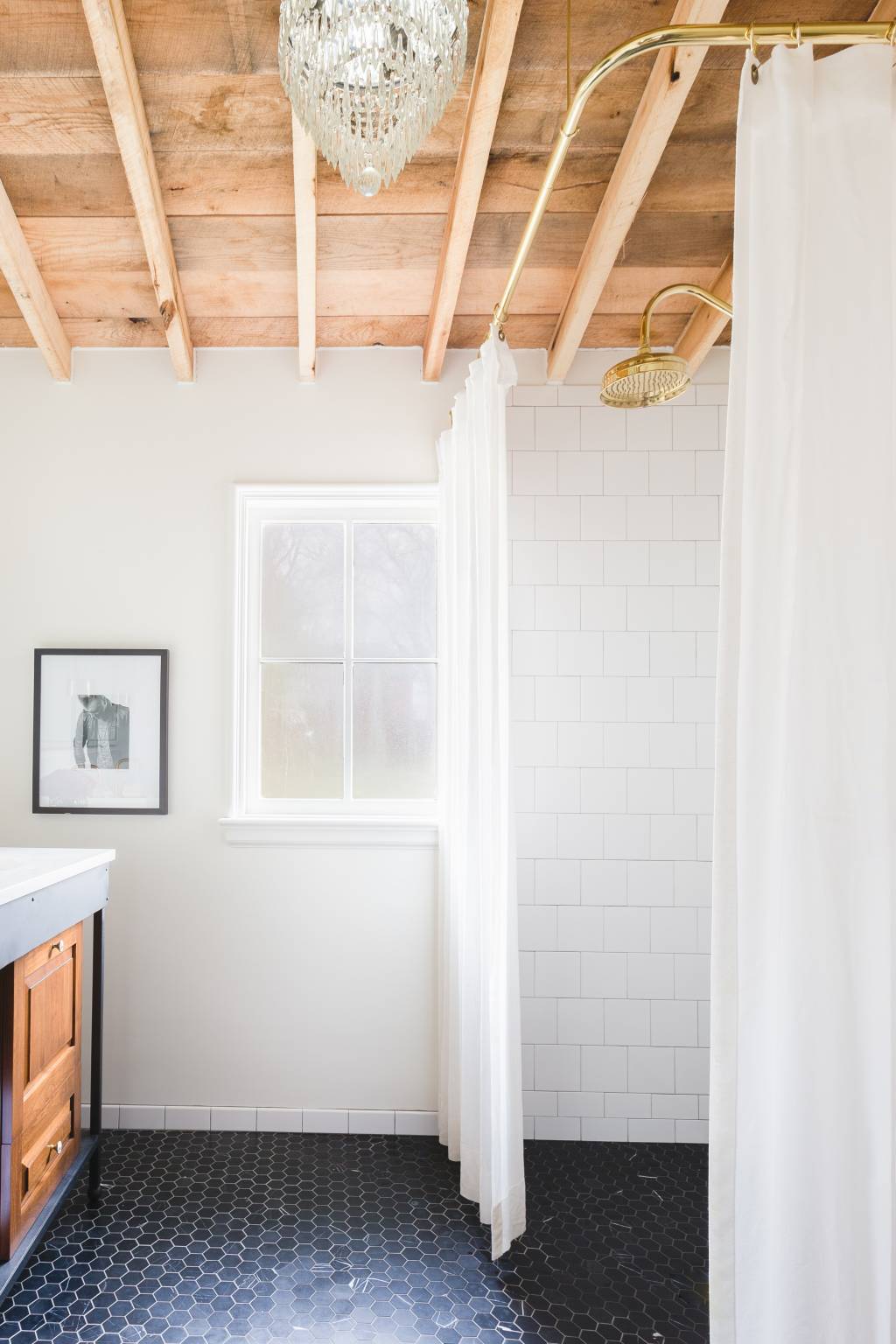 banheiro-de-designer-com-janela-paredes-brancas-e-ladrilhos-hexagonais