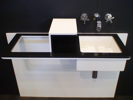 Lucia Karpitova seduziu o j&uacute;ri com a jun&ccedil;&atilde;o de duas cores nessa pe&ccedil;a. Ela...