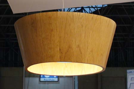 As luminárias da Biancamano, empresa de Santa Catarina, usa o cedro para faz...
