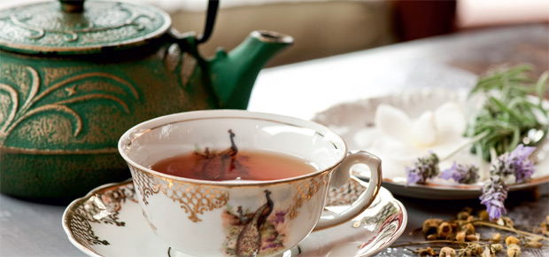 Receitas de chás com gengibre, flores, capim-santo, limão…