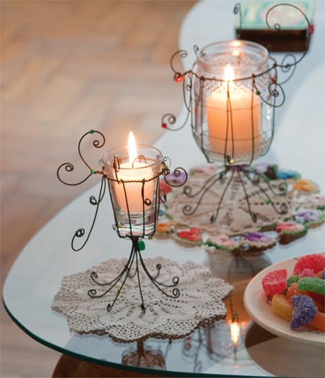 A artesã Ana Moraes criou porta-velas com arame cortado e vidros antigos.