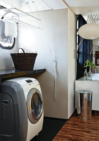 S&oacute; o trecho molhado do tanque e da m&aacute;quina de lavar recebeu uma faixa de gr...