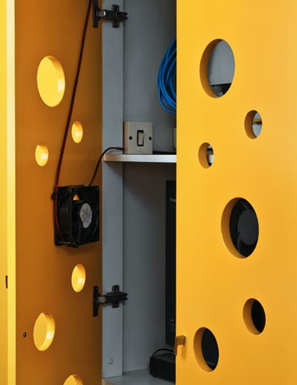 Os arm&aacute;rios centrais encerram equipamentos que precisam de ventila&ccedil;&atilde;o, cas...