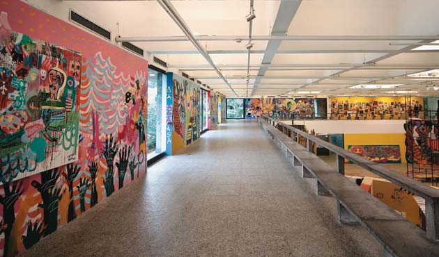 Obras do artista Carlos Dias ocupam todo o mezanino do Masp durante a exposi�...