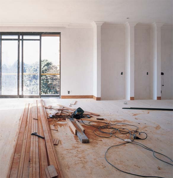 A instalação do piso de madeira é uma das etapas mais complexas de uma obr...