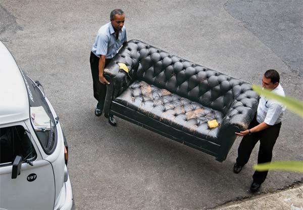 Sofá chesterfield que foi abandonado na rua.