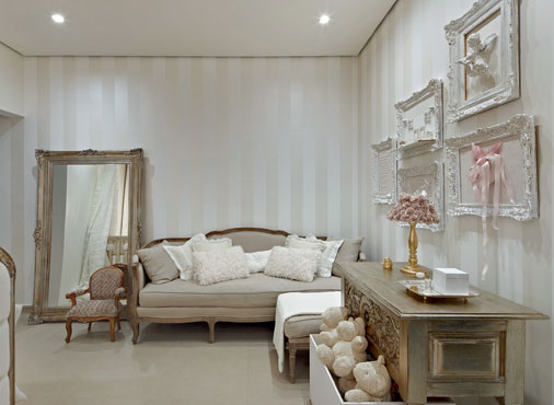 O Quarto do Bebê foi feito para a princesinha da casa. Para dar o tom de realeza, estão presentes materiais nobres, como o lustre de cristal e as folhas de prata que revestem o berço, as cômodas e o espelho. O piso, por sua vez, leva uma camada de couro, deixando o toque mais macio e quentinho para o bebê engatinhar. Quadros com passarinhos, sapatilhas e a poesia de Cecília Meireles remetem e exaltam o universo feminino. O espaço, de 16 m², é assinado pela decoradora Michele Luz.