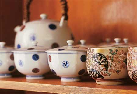 Peças de cerâmica tradicional trazidas do Japão. “Lá, os jogos de louça...