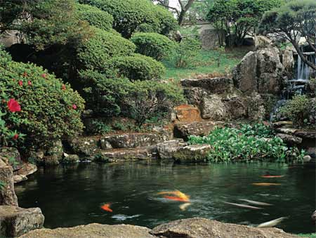 Construído entre 1960 e 70, o jardim da casa do pintor Manabu Mabe (1924-199...