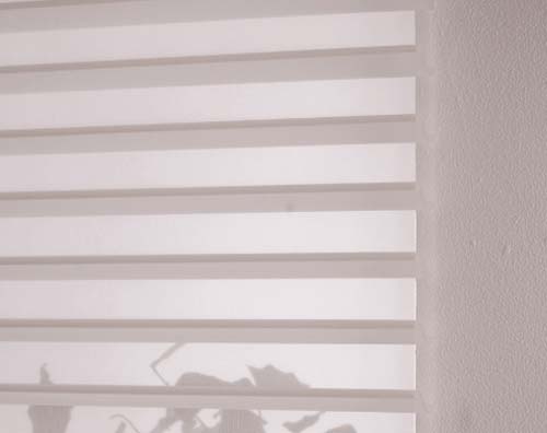 Na Silhouette, da Luxaflex, duas faces de tecido poli&eacute;ster transparente se s...