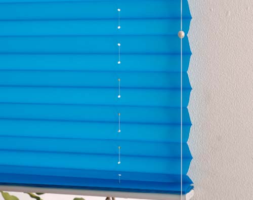 Plissada, a cortina XL Pleat, da Uniflex, recebe em uma de suas faces tratame...