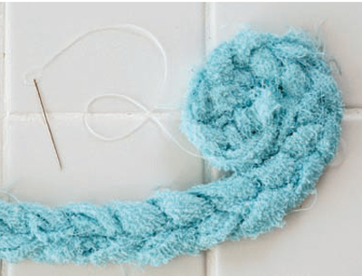 Enrole e costure Crie uma espiral como na foto. Conforme enrola, costu...