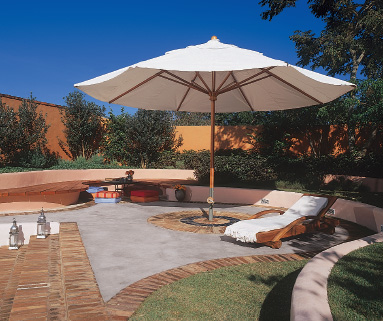 O guarda-sol comprado no litoral norte de S&atilde;o Paulo garante a sombra nos dia...