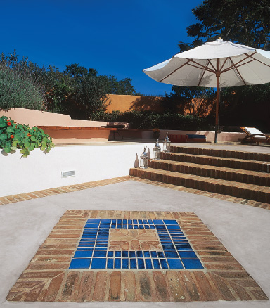 As placas de cer&acirc;mica azul do piso foram feitas a m&atilde;o, com a mesma t&eacute;cnica...