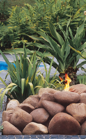 O fogo est&aacute; presente no jardim por meio de uma sa&iacute;da de g&aacute;s escondida entr...