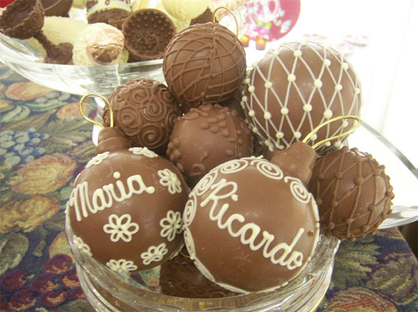 Até as tradicionais bolinhas de natal foram moldadas em chocolate.