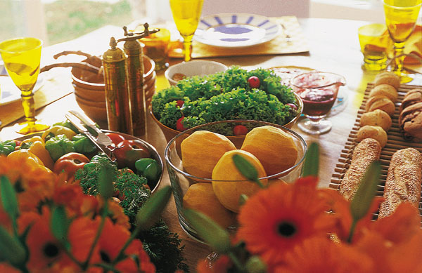 Nas saladeiras de cerâmica e vidro ficam legumes, verduras e as mangas (já ...