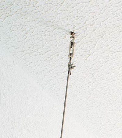 Perfure o teto: o tubo de ferro deve ser 20 cm menor do que a parede. Perfure...